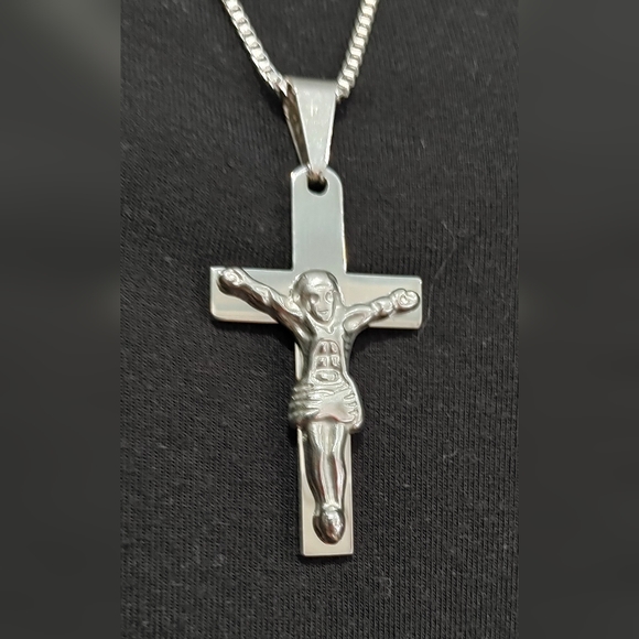NWOT crucifix pendant necklace, stainless steel - Picture 3 of 4